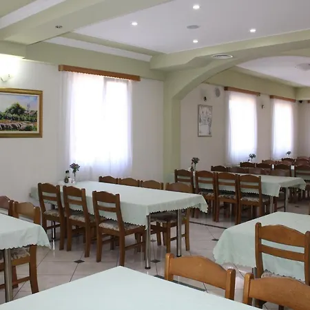 לינה וארוחת בוקר Pansion Nikica Kozina 3*